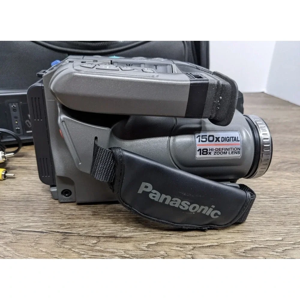 Panasonic PV-L580D Compact VHS/VHS-C Palmcorder 150x Digital Camcorder Bundle